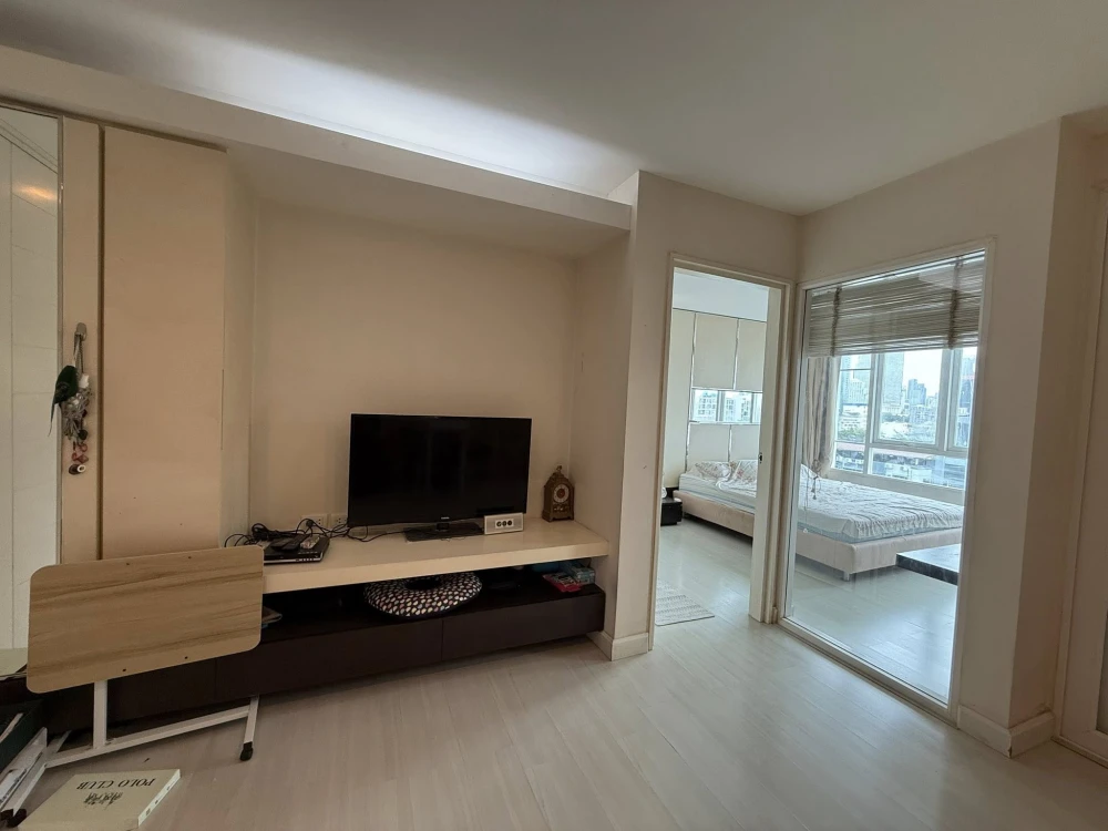 Condo for sale: The Bangkok Sathorn-Taksin. Ready to move in. Plenty of usable space. Great price. Hurry and become the owner today!