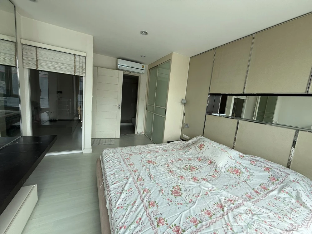 Condo for sale: The Bangkok Sathorn-Taksin. Ready to move in. Plenty of usable space. Great price. Hurry and become the owner today!