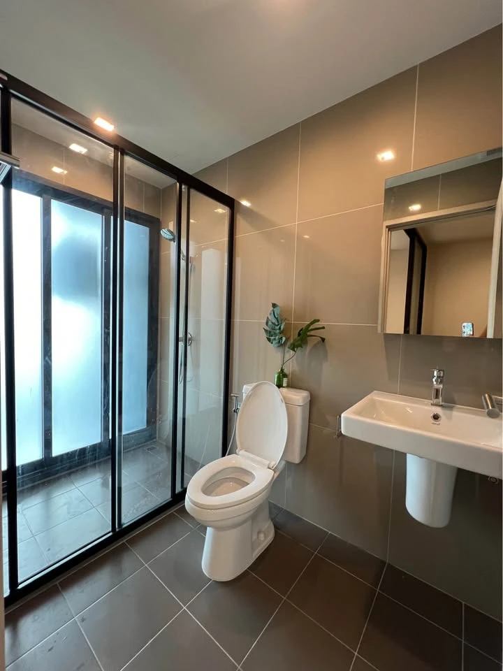 Condo for sale, The Base, Phetchaburi, Thonglor, empty room, no walls next to anyone, north direction, ready to be the owner.
