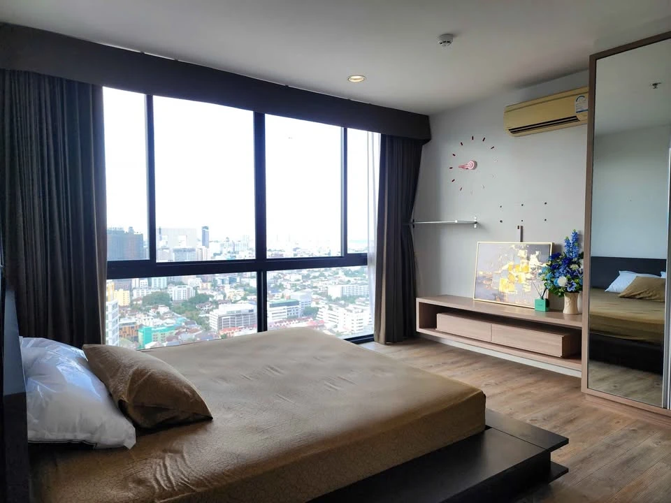Condo for sale: The Issara Ladprao. Spacious room, plenty of usable space, 34th floor, beautiful view. Come and own it today.