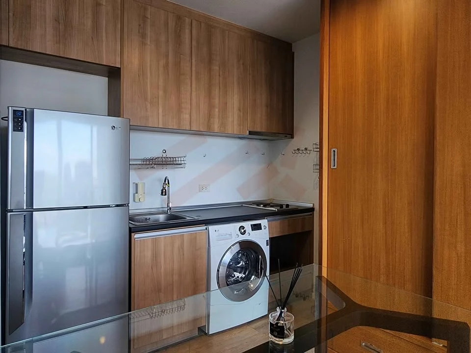 Condo for sale: The Issara Ladprao. Spacious room, plenty of usable space, 34th floor, beautiful view. Come and own it today.