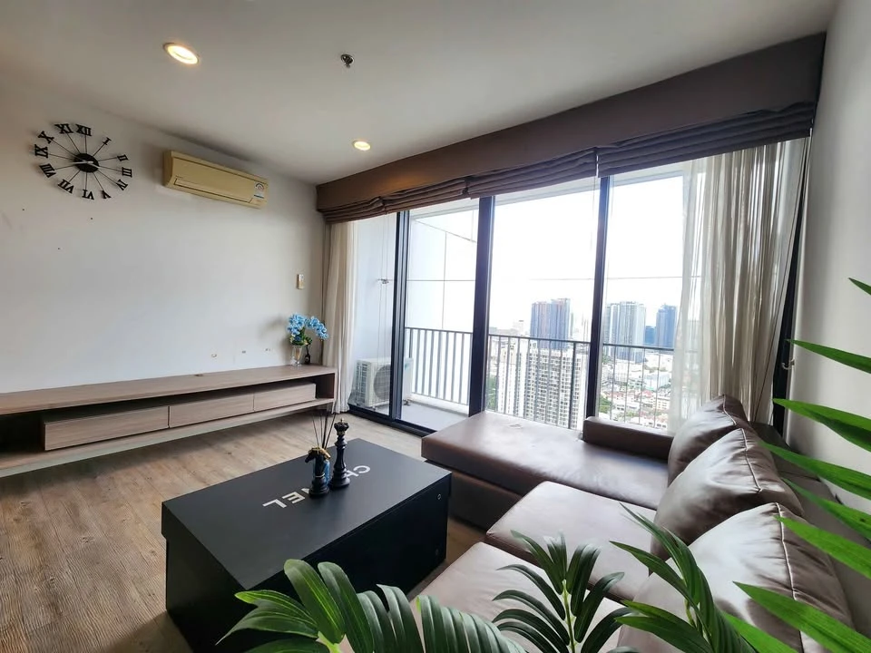 Condo for sale: The Issara Ladprao. Spacious room, plenty of usable space, 34th floor, beautiful view. Come and own it today.
