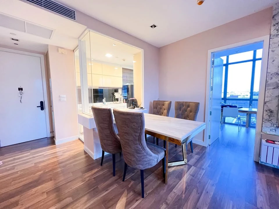 Condo for sale: The Room Sukhumvit 62. Large room with ample usable space. Fully furnished and ready to move in. Well-built. Come reserve now!