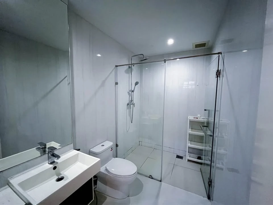 Condo for sale: The Room Sukhumvit 62. Large room with ample usable space. Fully furnished and ready to move in. Well-built. Come reserve now!