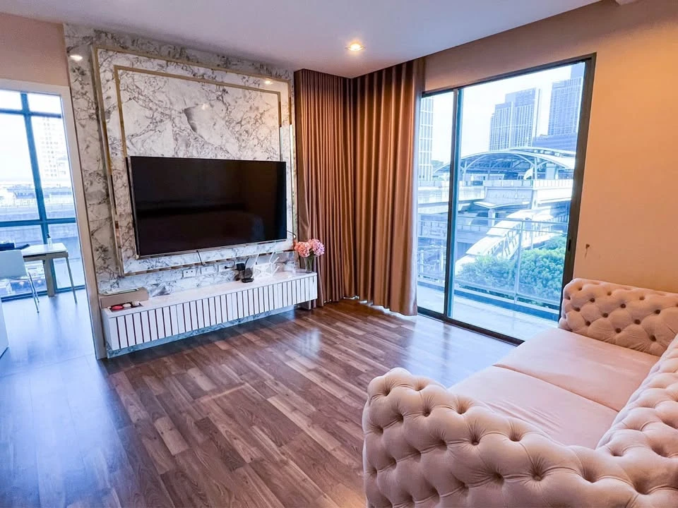 Condo for sale: The Room Sukhumvit 62. Large room with ample usable space. Fully furnished and ready to move in. Well-built. Come reserve now!