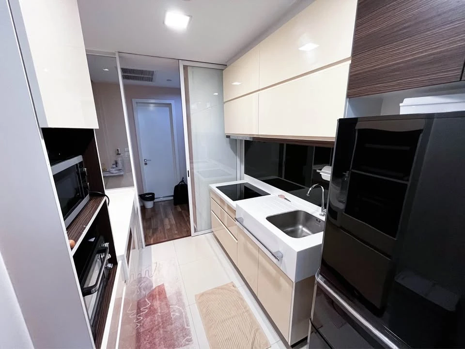 Condo for sale: The Room Sukhumvit 62. Large room with ample usable space. Fully furnished and ready to move in. Well-built. Come reserve now!