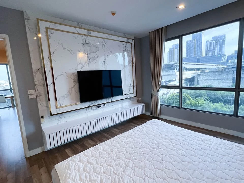 Condo for sale: The Room Sukhumvit 62. Large room with ample usable space. Fully furnished and ready to move in. Well-built. Come reserve now!