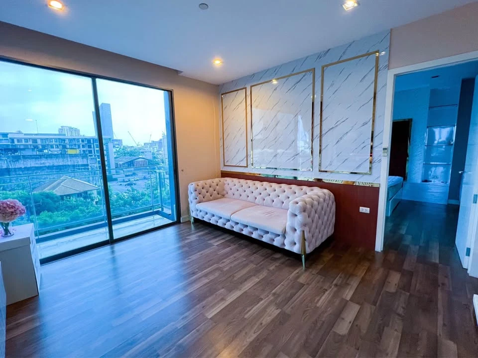 Condo for sale: The Room Sukhumvit 62. Large room with ample usable space. Fully furnished and ready to move in. Well-built. Come reserve now!