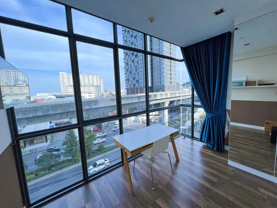 Condo for sale: The Room Sukhumvit 62. Large room with ample usable space. Fully furnished and ready to move in. Well-built. Come reserve now!
