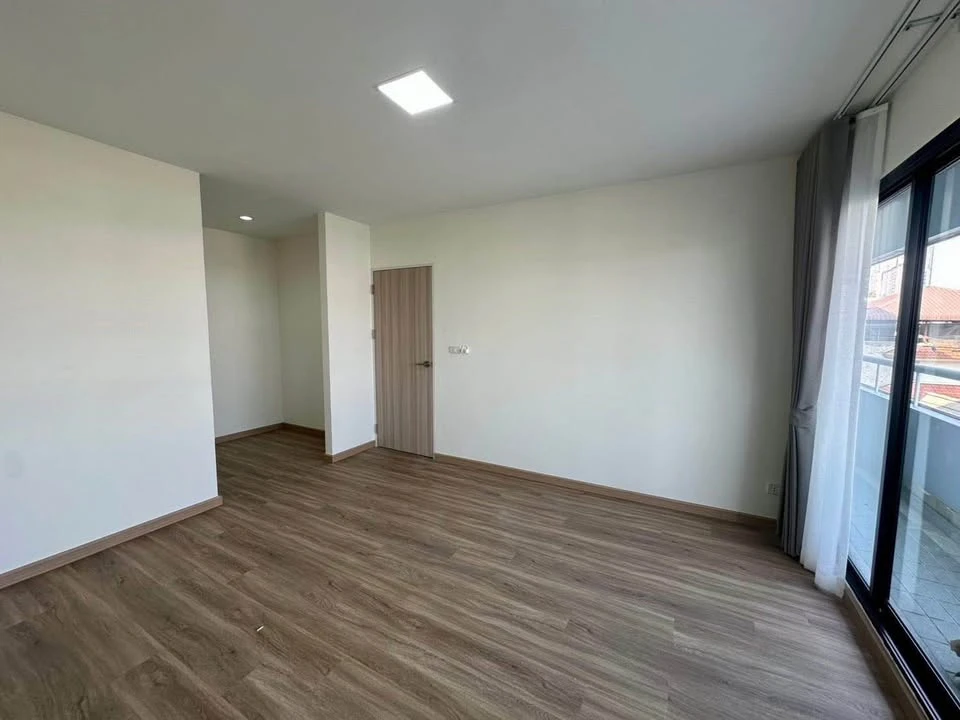 Condo for sale/rent, Garden Court, 4th floor, corner unit. Large room, perfect for the whole family. Own it today! Don't miss out!