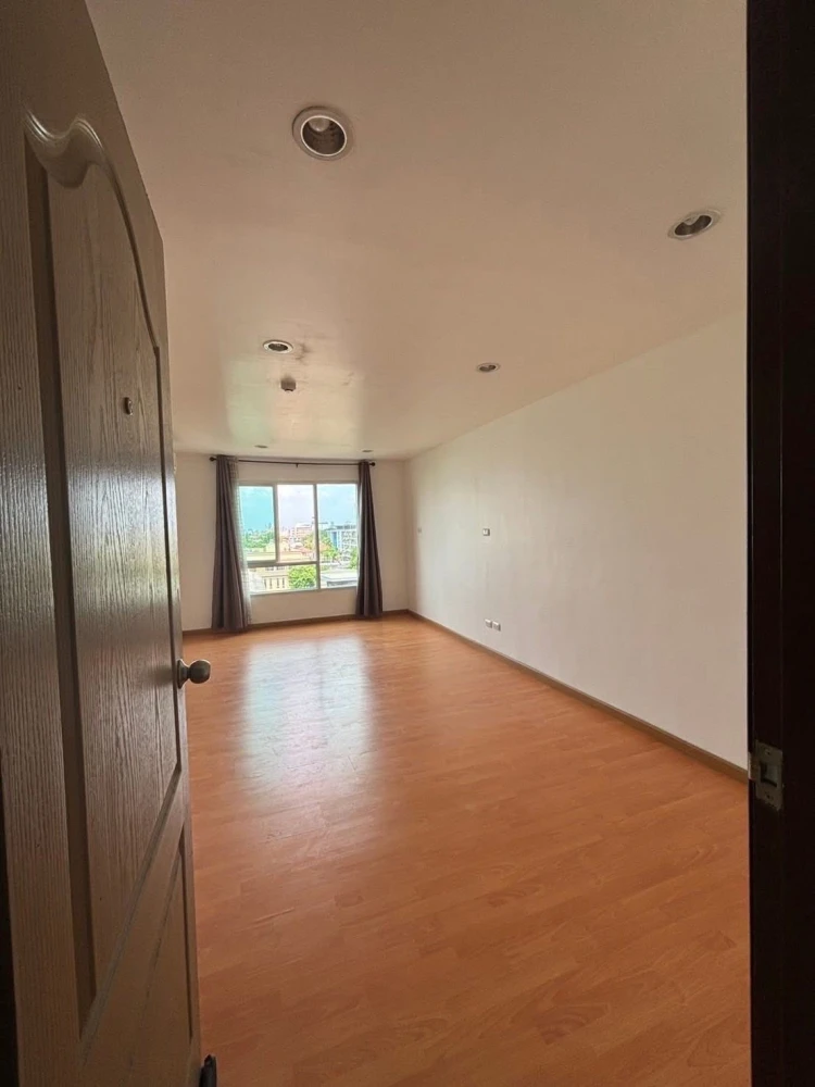 Condo for sale, Crystal Condominium, 2 rooms, comfortable, open view, cool breeze, complete electrical appliances. Good like this, hurry and reserve n