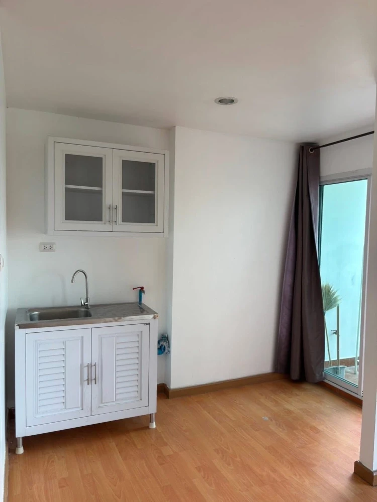 Condo for sale, Crystal Condominium, 2 rooms, comfortable, open view, cool breeze, complete electrical appliances. Good like this, hurry and reserve n