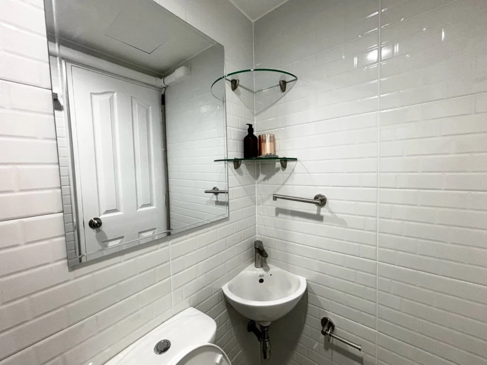 Condo for sale at Park View Vibhavadi, 6th floor. Features a pool view and an unobstructed, open view—no buildings blocking the sightline. Comes with
