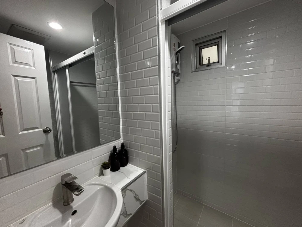 Condo for sale at Park View Vibhavadi, 6th floor. Features a pool view and an unobstructed, open view—no buildings blocking the sightline. Comes with