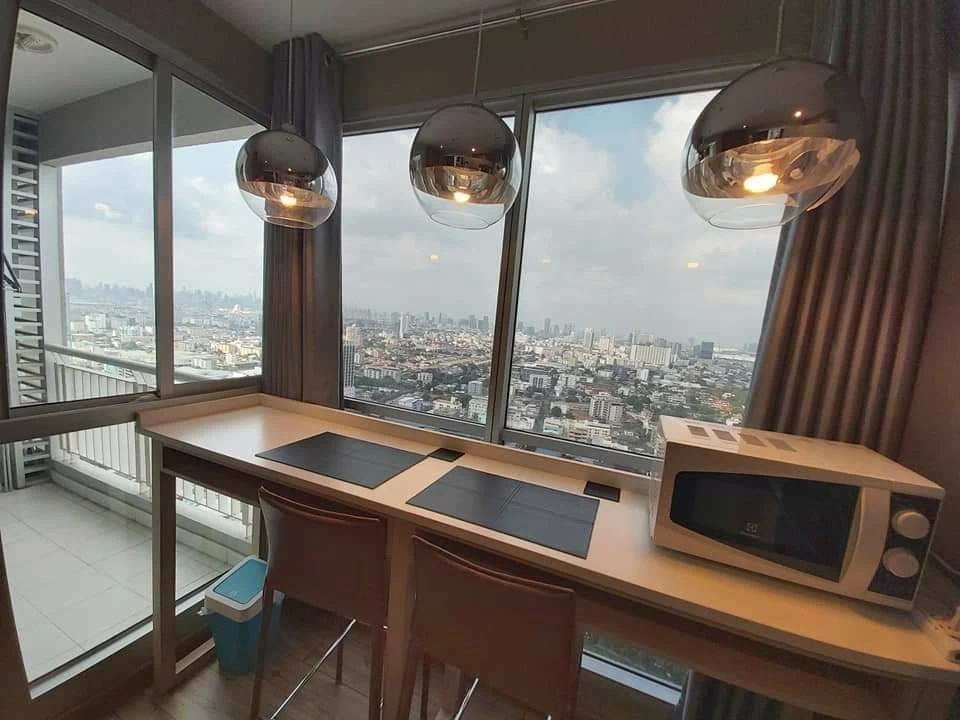 Condo for sale, Rhythm Ratchada. Beautifully renovated unit with built-in furniture throughout, well-divided layout, and panoramic view. Book now!