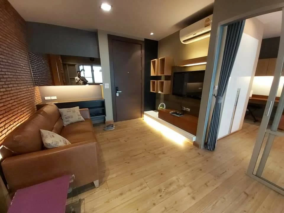 Condo for sale, Rhythm Ratchada. Beautifully renovated unit with built-in furniture throughout, well-divided layout, and panoramic view. Book now!