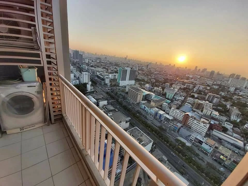 Condo for sale, Rhythm Ratchada. Beautifully renovated unit with built-in furniture throughout, well-divided layout, and panoramic view. Book now!