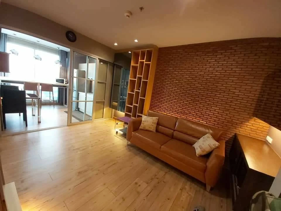 Condo for sale, Rhythm Ratchada. Beautifully renovated unit with built-in furniture throughout, well-divided layout, and panoramic view. Book now!