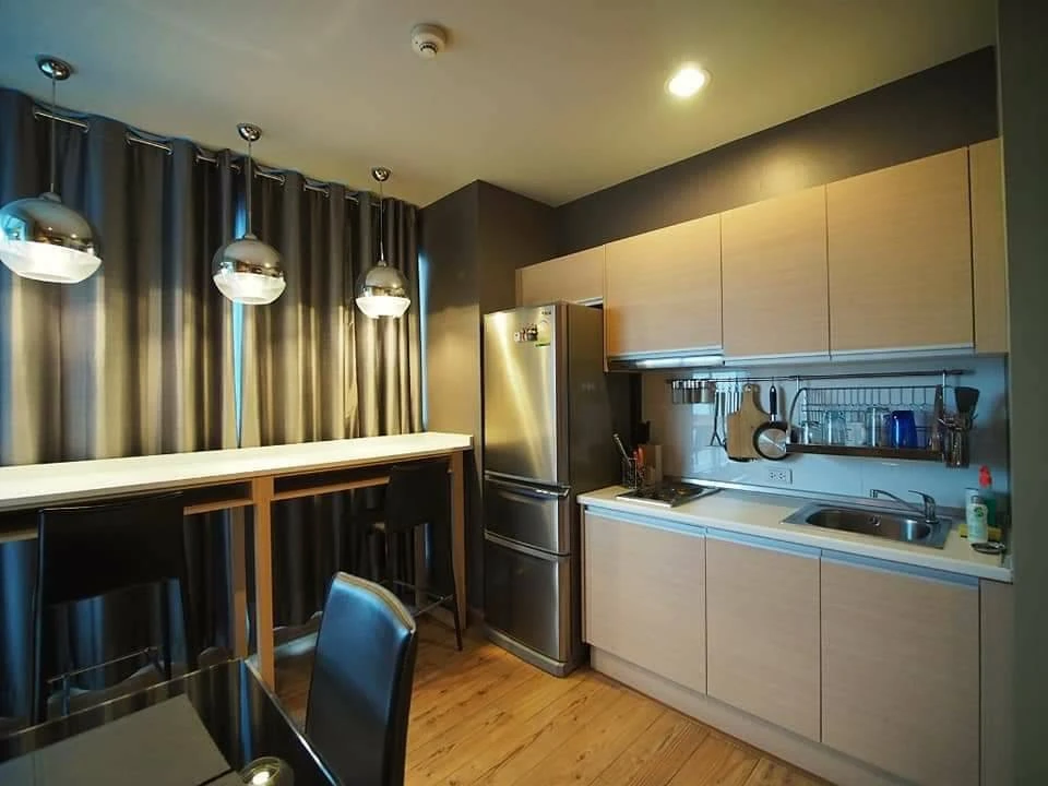Condo for sale, Rhythm Ratchada. Beautifully renovated unit with built-in furniture throughout, well-divided layout, and panoramic view. Book now!