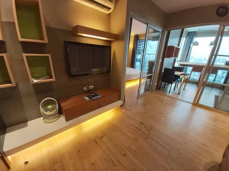 Condo for sale, Rhythm Ratchada. Beautifully renovated unit with built-in furniture throughout, well-divided layout, and panoramic view. Book now!