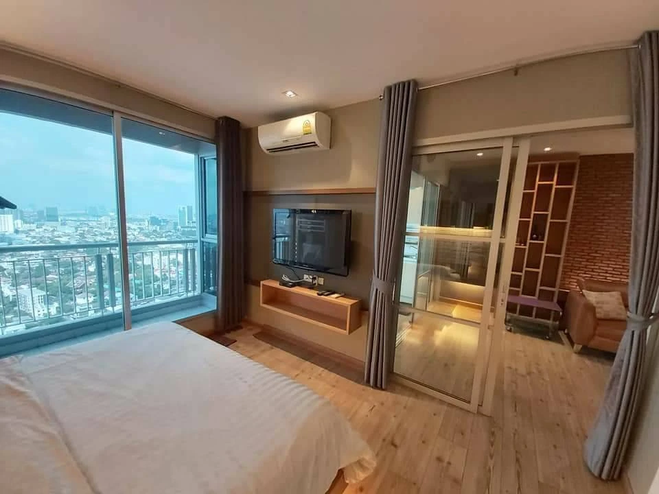 Condo for sale, Rhythm Ratchada. Beautifully renovated unit with built-in furniture throughout, well-divided layout, and panoramic view. Book now!