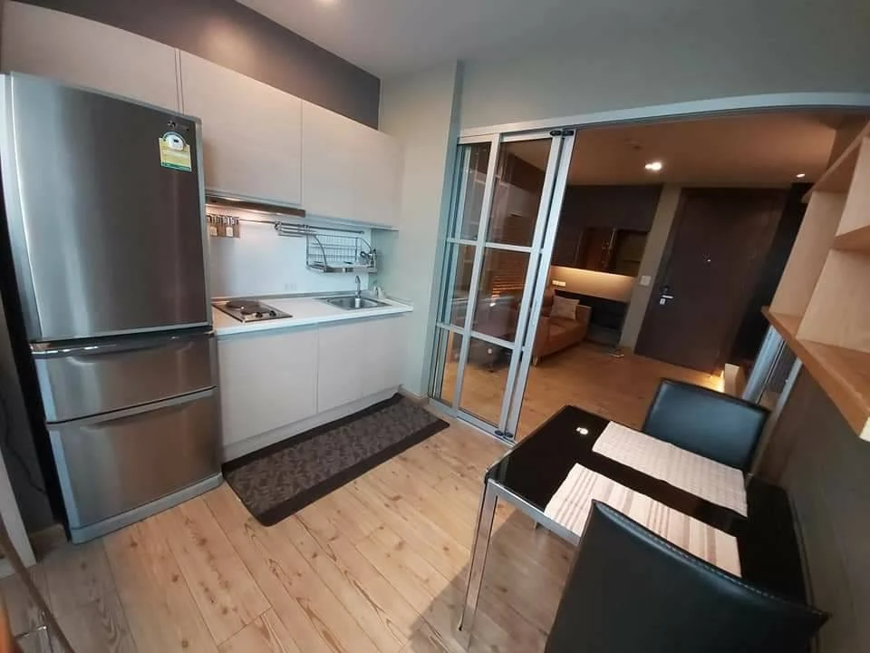 Condo for sale, Rhythm Ratchada. Beautifully renovated unit with built-in furniture throughout, well-divided layout, and panoramic view. Book now!