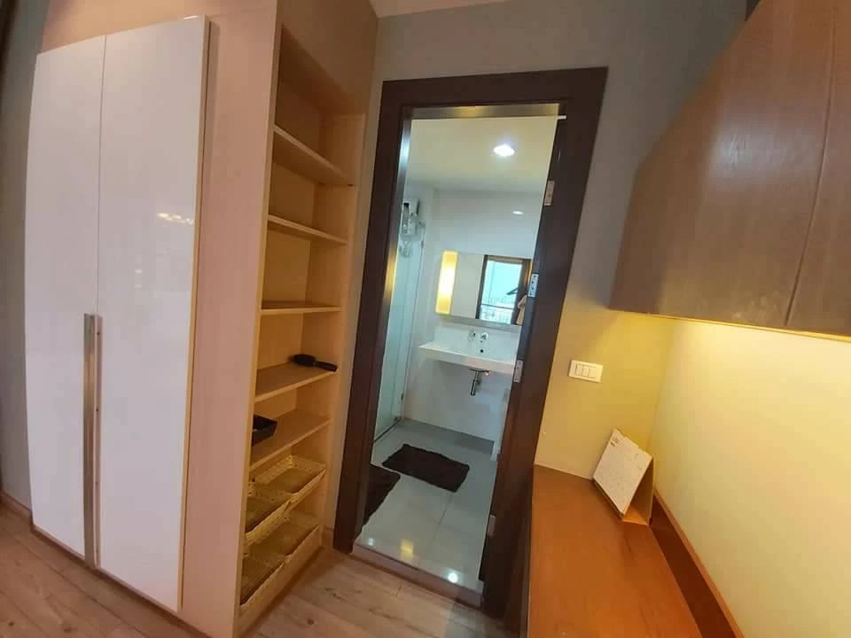 Condo for sale, Rhythm Ratchada. Beautifully renovated unit with built-in furniture throughout, well-divided layout, and panoramic view. Book now!