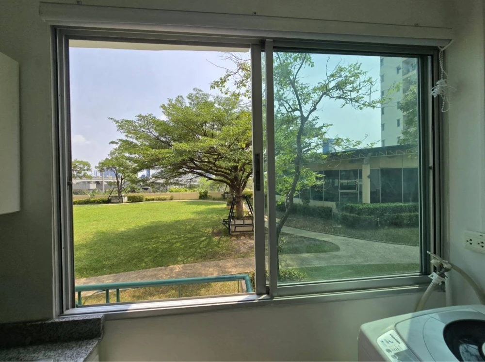 Condo for sale: Supalai Park Srinakarin. Well-partitioned unit with complete amenities. Great value. Own it now!