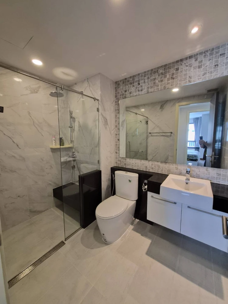 Selling a spacious Supalai Premier Charoen Nakhon condo. Enjoy ample living space. Book yours today! Don't miss out!
