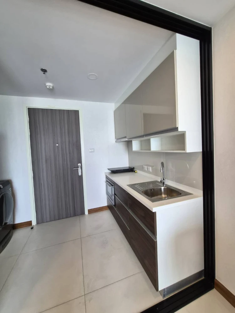 Selling a spacious Supalai Premier Charoen Nakhon condo. Enjoy ample living space. Book yours today! Don't miss out!