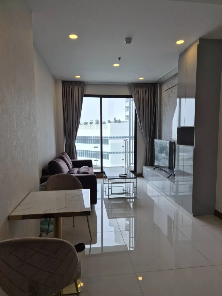 Selling a spacious Supalai Premier Charoen Nakhon condo. Enjoy ample living space. Book yours today! Don't miss out!
