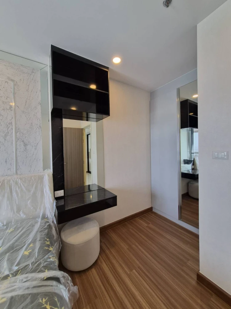Selling a spacious Supalai Premier Charoen Nakhon condo. Enjoy ample living space. Book yours today! Don't miss out!