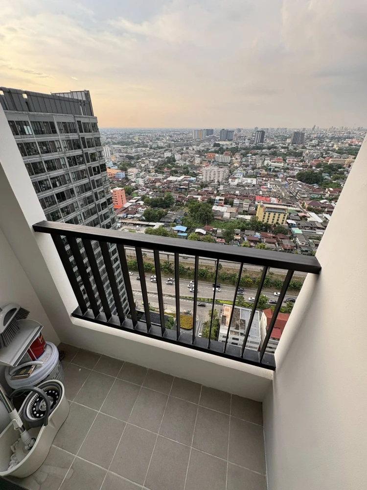 Condo for sale: Ideo Sathorn-Tha Phra. Beautifully decorated room with excellent built-ins. Reserve yours today. Don't miss out!