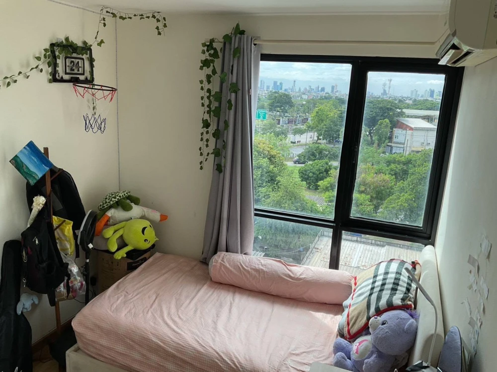 The cheapest condo for sale in the Kaset-Nawamin area at Premio Prime. Corner unit with a beautiful view overlooking Avenue Kaset-Nawamin.