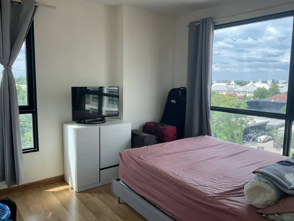 The cheapest condo for sale in the Kaset-Nawamin area at Premio Prime. Corner unit with a beautiful view overlooking Avenue Kaset-Nawamin.