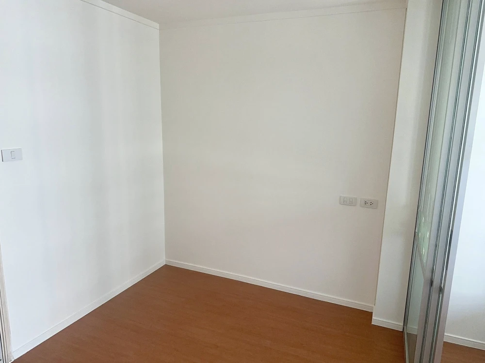 Condo for sale at Lumpini Park Rattanathibet-Ngamwongwan. The unit is partitioned into separate areas, located on the 27th floor with a high-floor vie