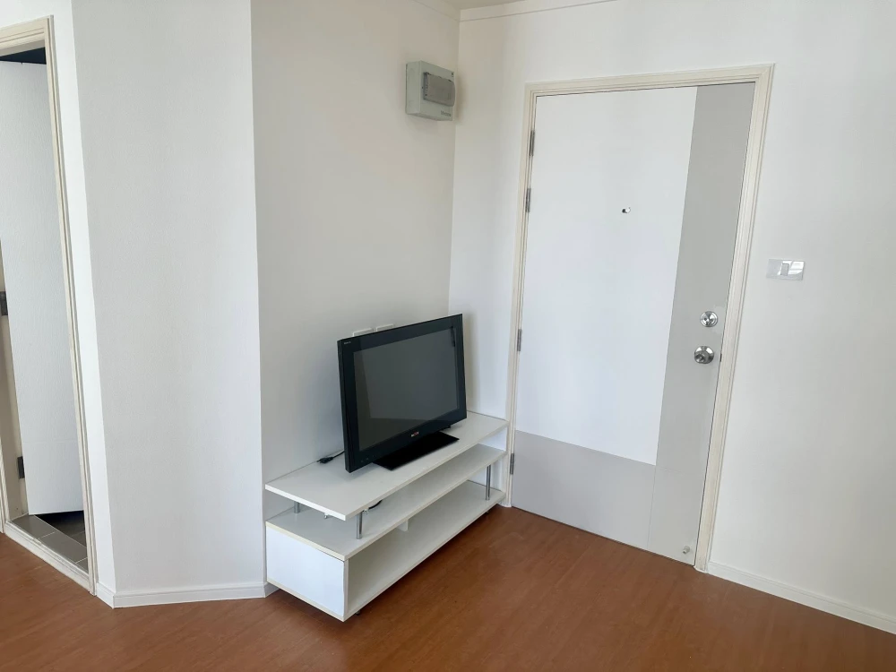 Condo for sale at Lumpini Park Rattanathibet-Ngamwongwan. The unit is partitioned into separate areas, located on the 27th floor with a high-floor vie