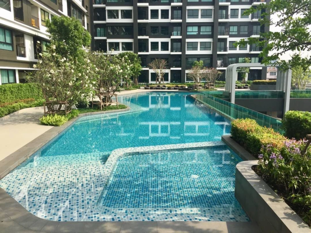 Condo for sale at The Parkland Phetkasem-Tha Phra. Corner unit, private, no one passing by the door to disturb your rest. Pool view. Book now!