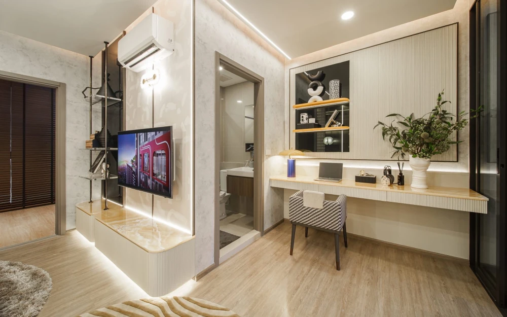 Selling down payment for Aspire Huai Khwang. High-floor unit, great location, beautiful view, and complete amenities. Book now!