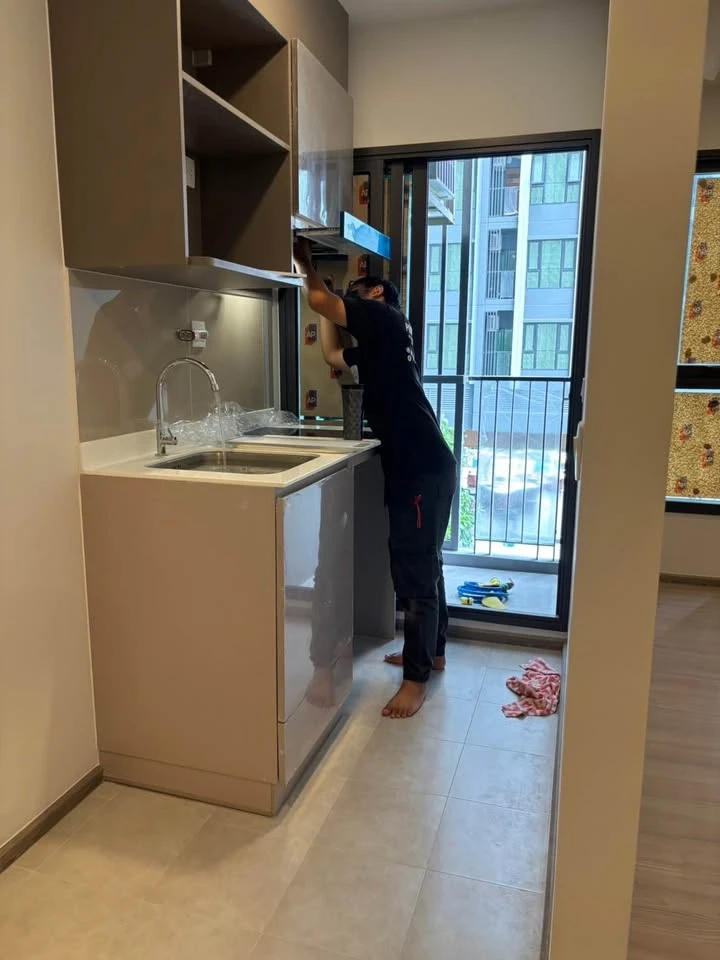 Selling down payment Aspire Sukhumvit - Rama 4, pool view, open view, not hot, separate kitchen, room number total 8, very good, live there and get ri