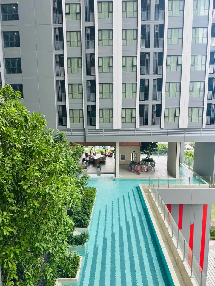 Selling down payment Aspire Sukhumvit - Rama 4, pool view, open view, not hot, separate kitchen, room number total 8, very good, live there and get ri