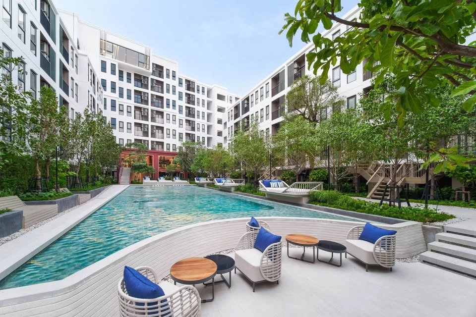 Selling a 2-bedroom, 1-bathroom Aspire Issaraphap apartment on the 7th floor. Comes with amenities. Book today! Don't wait!