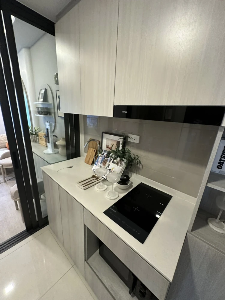 Selling down payment for COBE Ratchada-rama 9, Building G, corner room, private, glass view on 2 sides. Book now and you won't be disappointed.