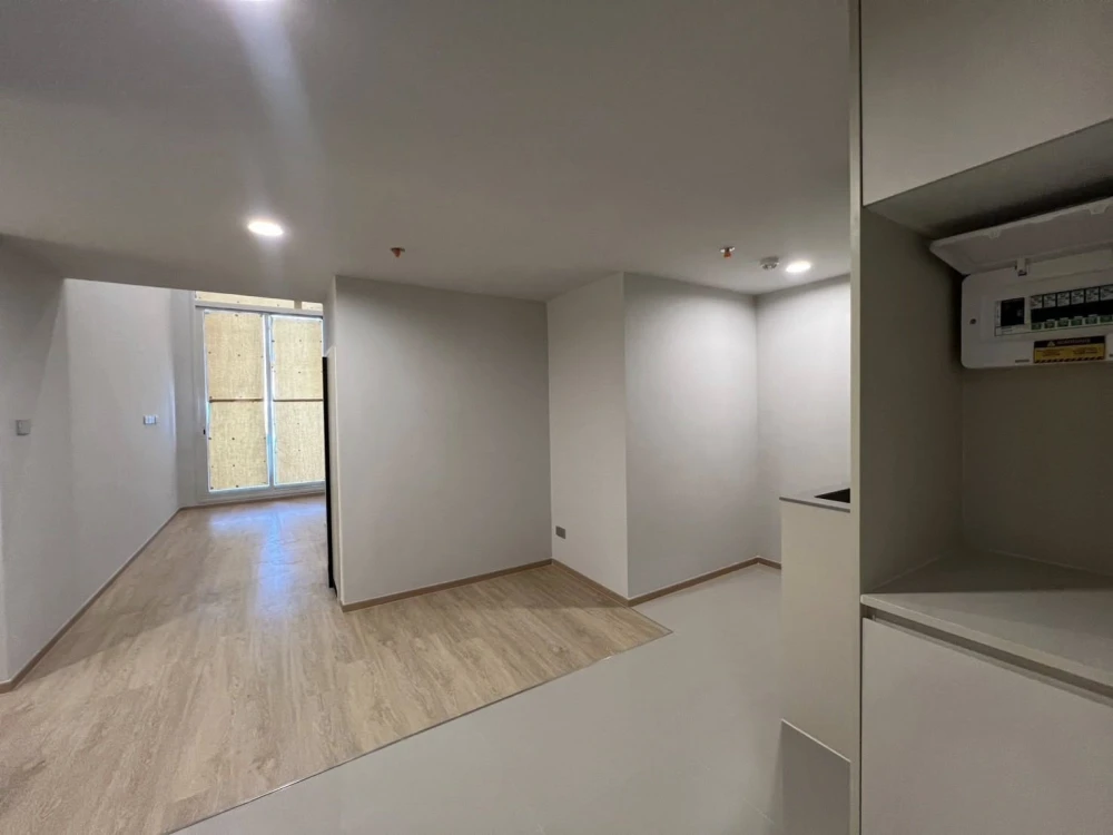 Selling down payment for Culture Chula, corner unit with garden view. Neither wall is shared with another unit. Bathrooms are available on both the up