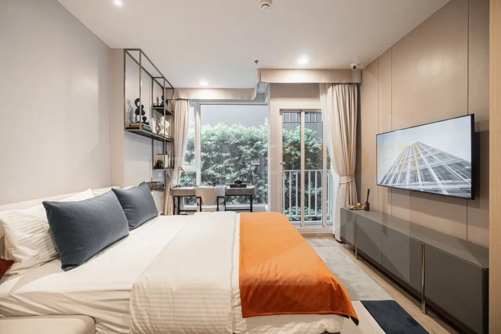Selling a studio unit with 1 bathroom on the 16th floor of Culture Thonglor. High floor with great views. Special price available! Book now, don't mis