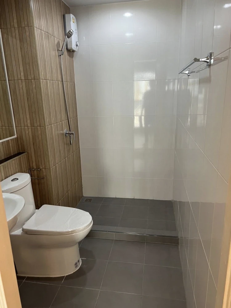Selling down payment for HI Sukhumvit - Bangchak Station, 7th floor, pool view. Great project, reserve now!