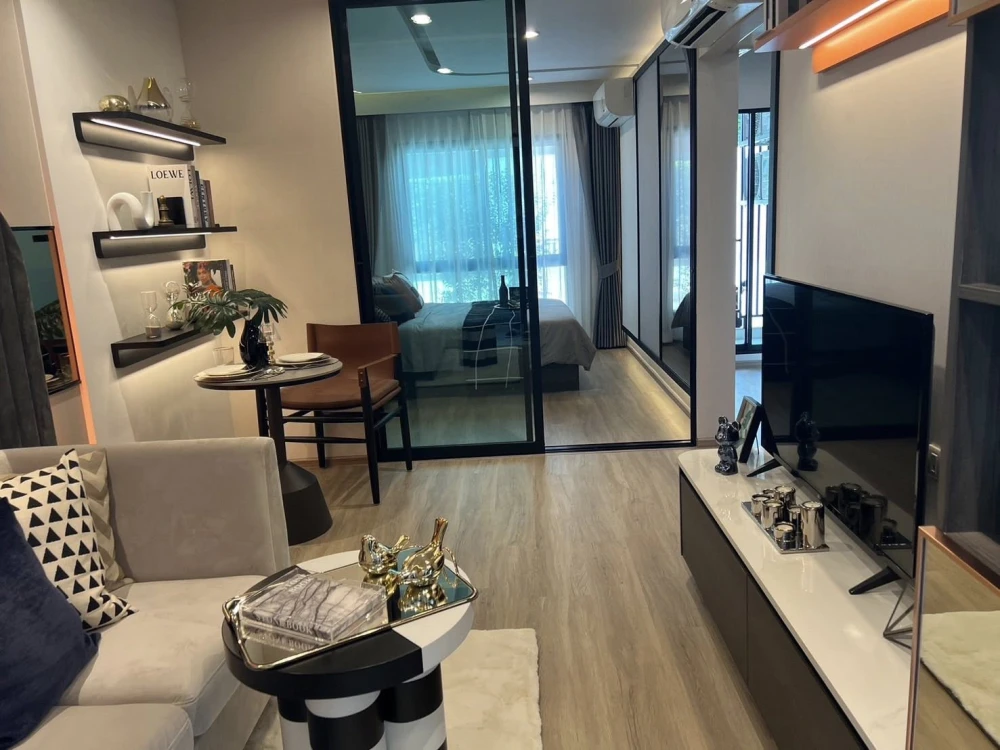Selling down payment for HI Sukhumvit - Bangchak Station, 7th floor, pool view. Great project, reserve now!