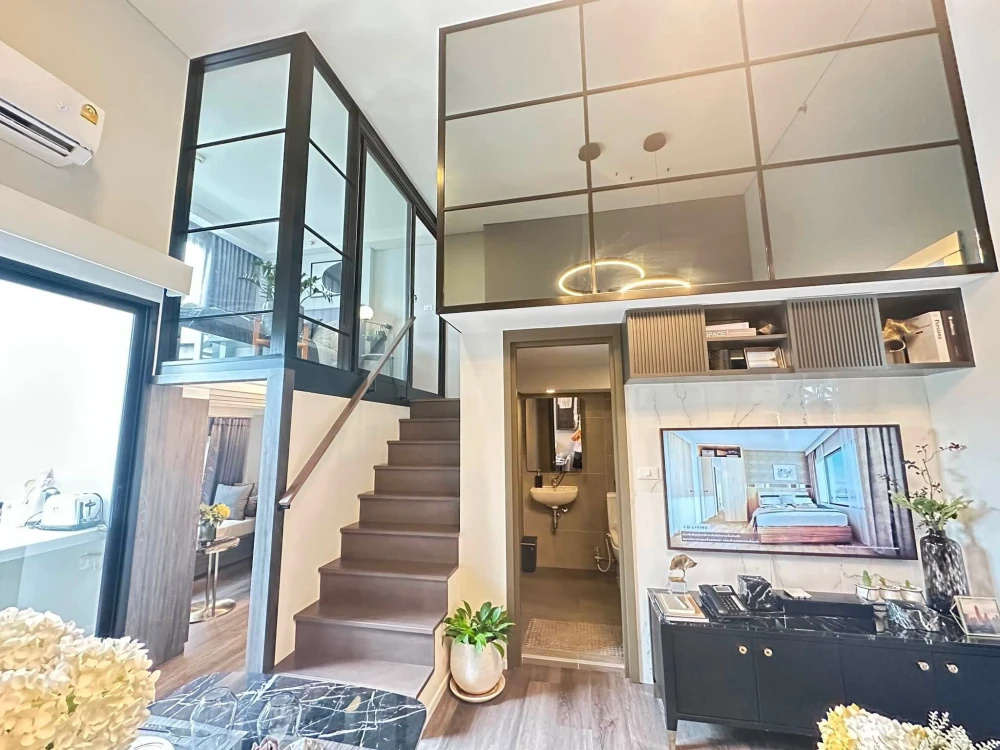 Selling a corner unit of Landmark @Grand Station. The unit is unfurnished, allowing the buyer to decorate with built-in furniture as desired. images