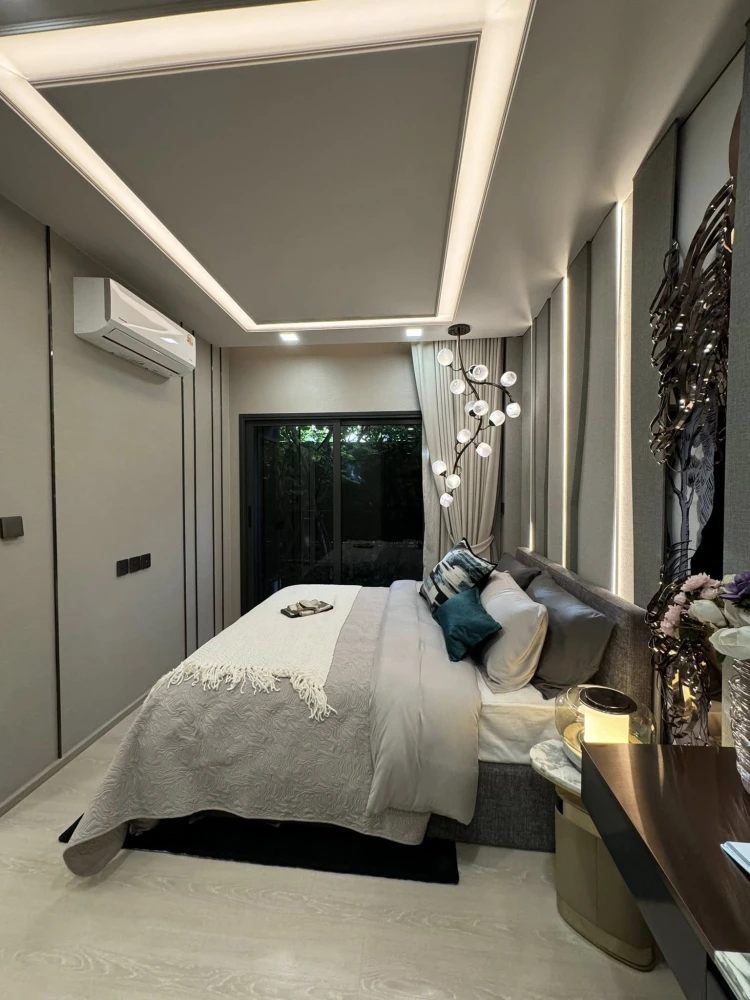 Selling down payment for LIFE Charoennakhon-Sathorn. Spacious room with ample usable space, great location, beautiful unblocked view. Book now!