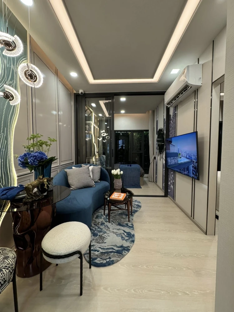 Selling down payment for LIFE Charoennakhon-Sathorn. Spacious room with ample usable space, great location, beautiful unblocked view. Book now!